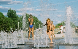 Lapsed rannal purskkaevus (Indrek Aija) _ Kids in beach fountain